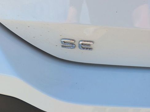 Used 2025 Volkswagen Tiguan SE FWD image 14