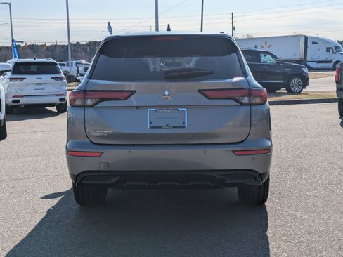 Used 2022 Mitsubishi Outlander SE image 5