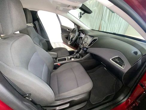 Used 2018 Chevrolet Cruze LT w/ Convenience Package image 38