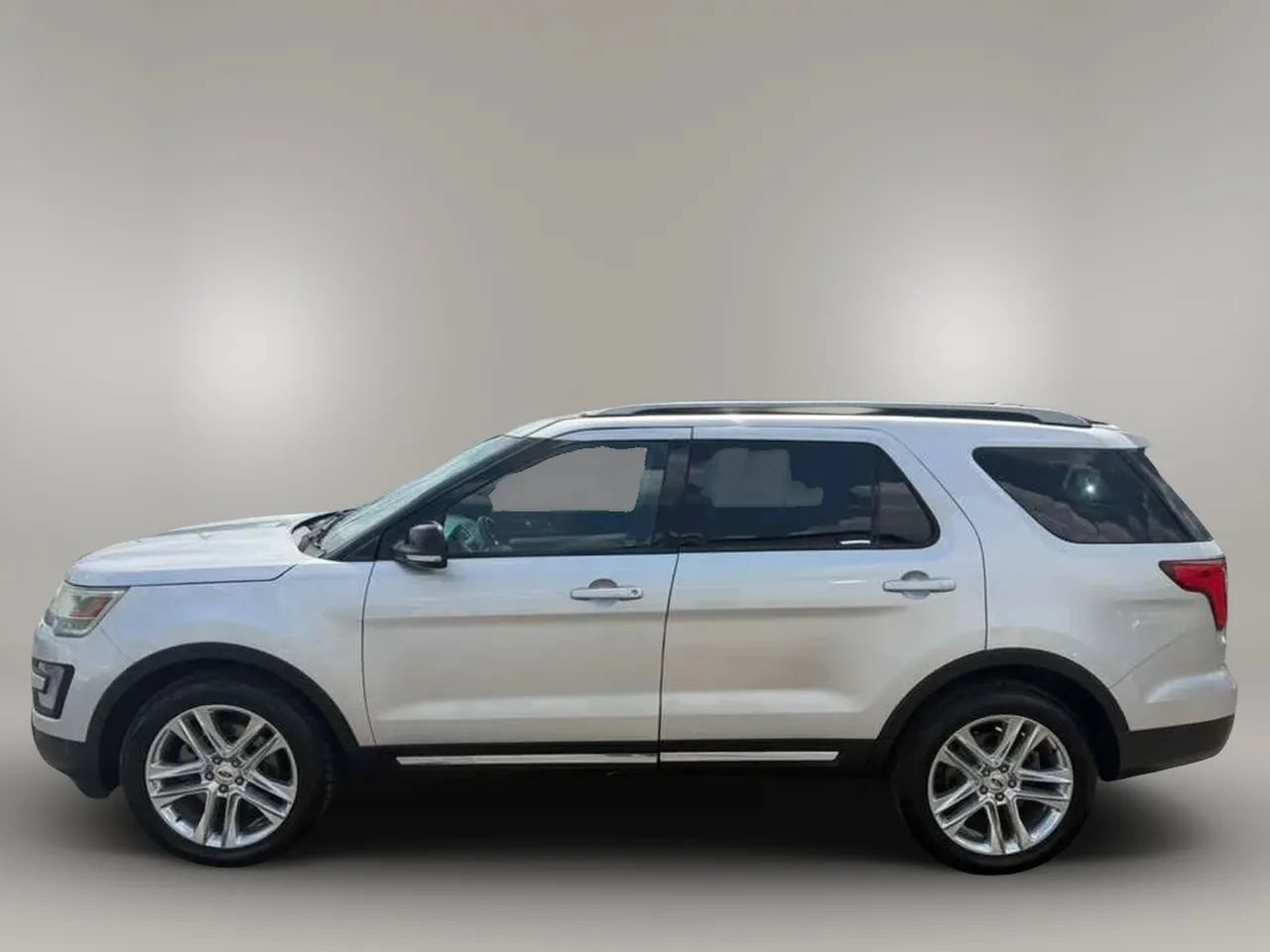 Used 2016 Ford Explorer XLT w/ Equipment Group 202A FWD image 4