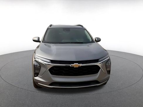 Used 2025 Chevrolet Trax LT FWD image 4