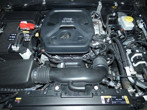 Used 2022 Jeep Wrangler Unlimited Sahara image 25