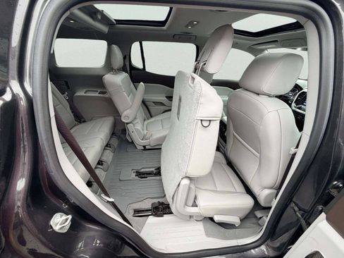 Used 2017 GMC Acadia SLT w/ LPO, Floor Liner Package AWD/4WD image 27