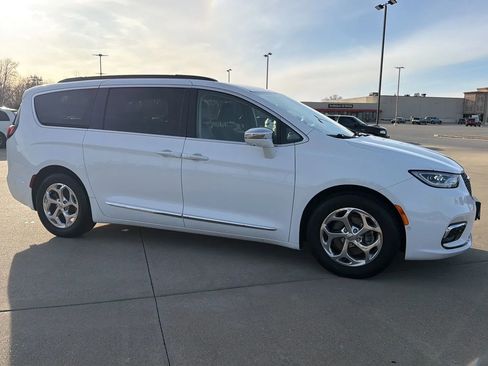 Used 2022 Chrysler Pacifica Limited image 25