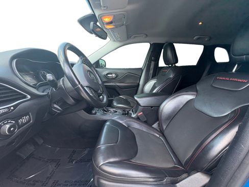 Used 2019 Jeep Cherokee Trailhawk image 2