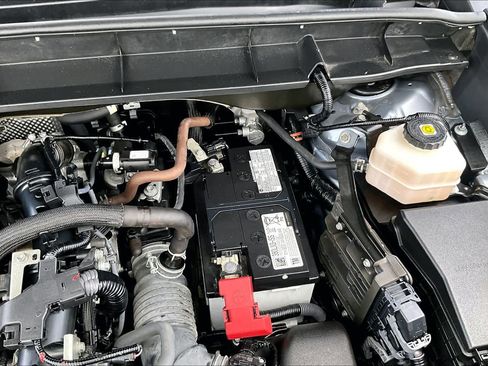 Used 2023 Toyota Highlander LE FWD image 32