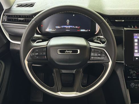 Used 2023 Jeep Grand Cherokee Laredo RWD image 4