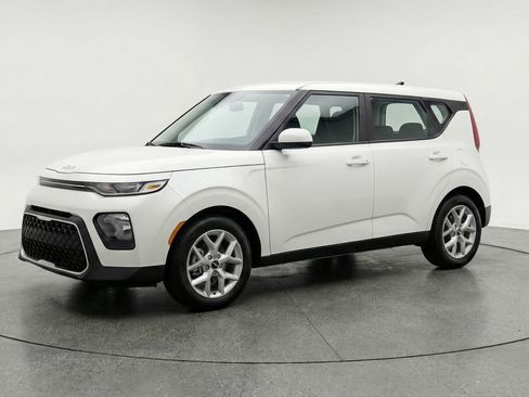 Used 2025 Kia Soul LX w/ LX Technology Package image 3