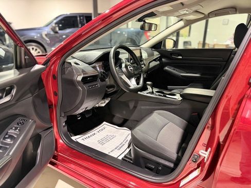 Used 2025 Nissan Altima 2.5 SV FWD image 17