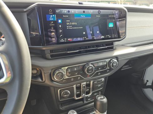 Used 2024 Jeep Wrangler Sahara image 27