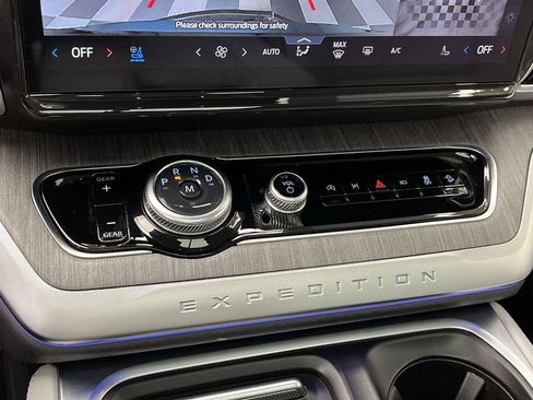 Used 2025 Ford Expedition Platinum w/ Platinum Ultimate Package AWD/4WD image 30