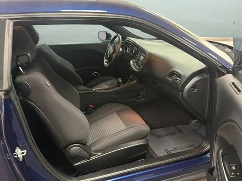 Used 2015 Dodge Challenger SXT RWD image 21