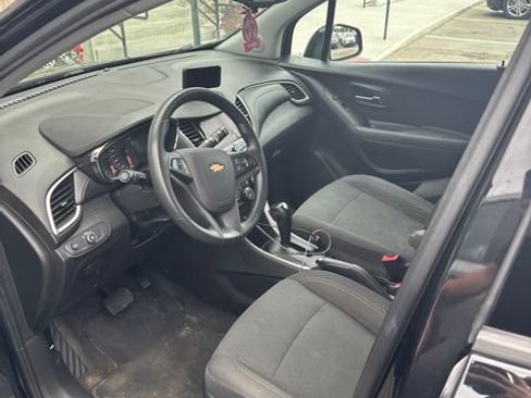 Used 2020 Chevrolet Trax LS w/ Tint and Cruise Package AWD/4WD image 5