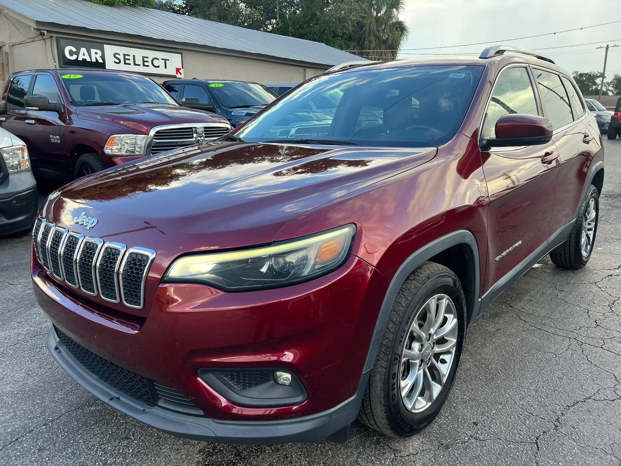 Used 2019 Jeep Cherokee Latitude Plus FWD image 2