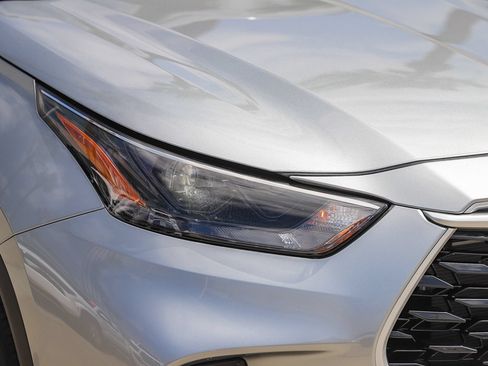 Used 2023 Toyota Highlander XLE FWD image 4