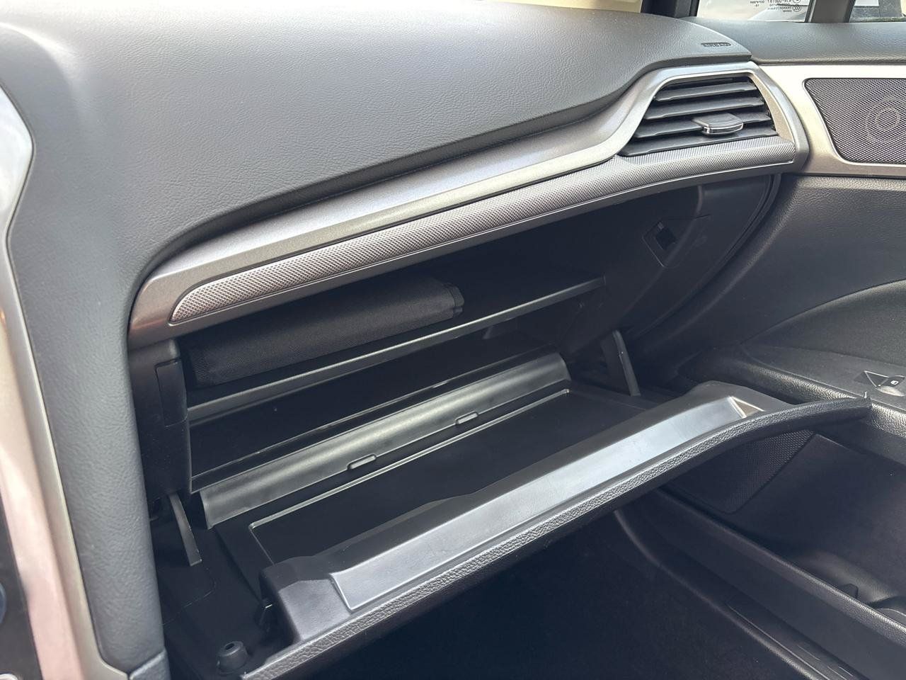 Used 2019 Ford Fusion SE FWD image 27