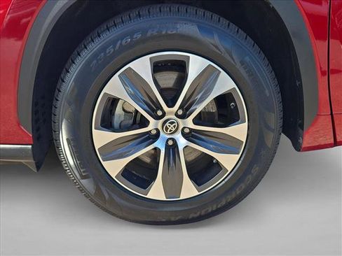 Used 2021 Toyota Highlander XLE FWD image 25