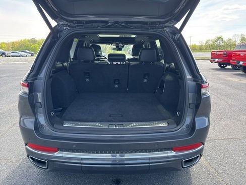 Used 2022 Jeep Grand Cherokee Overland w/ Luxury Tech Group IV AWD/4WD image 19