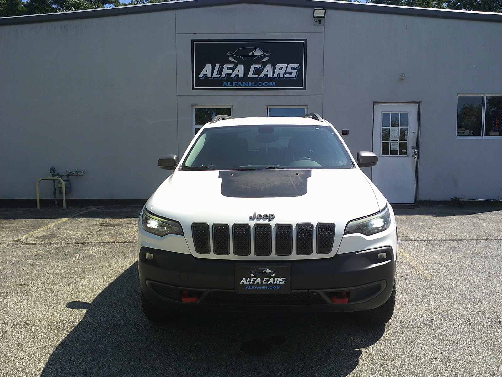Used 2020 Jeep Cherokee Trailhawk AWD/4WD image 2