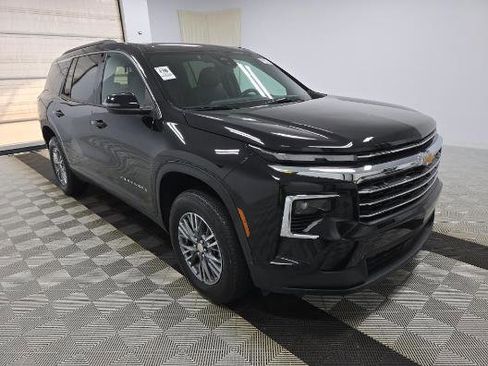 Used 2025 Chevrolet Traverse LT image 1