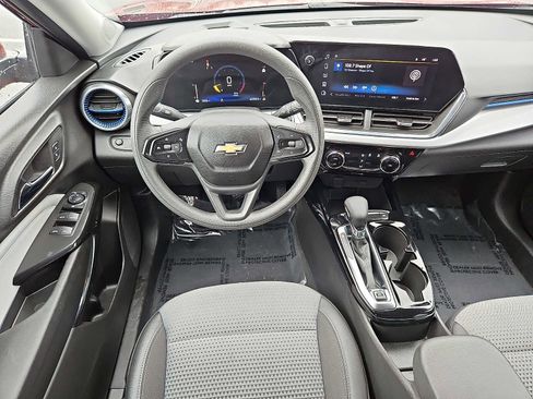 Used 2025 Chevrolet Trax LT image 11