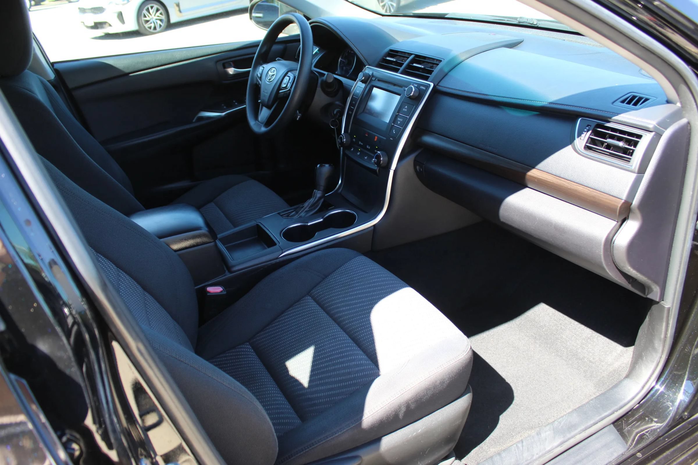 Used 2016 Toyota Camry LE FWD image 25
