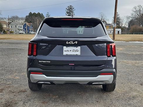 Certified 2025 Kia Sorento LX image 6