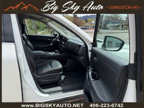 Used 2024 Nissan Pathfinder SL AWD/4WD image 19