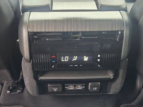 Used 2024 Jeep Wagoneer L Series III w/ Flexible Seating Group AWD/4WD image 18