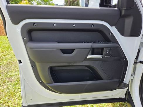 Used 2025 Land Rover Defender 110 S image 28
