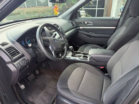 Used 2018 Ford Explorer XLT w/ Equipment Group 201A FWD image 6