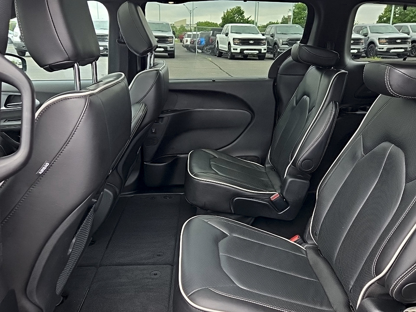 Used 2025 Chrysler Pacifica Limited FWD image 21