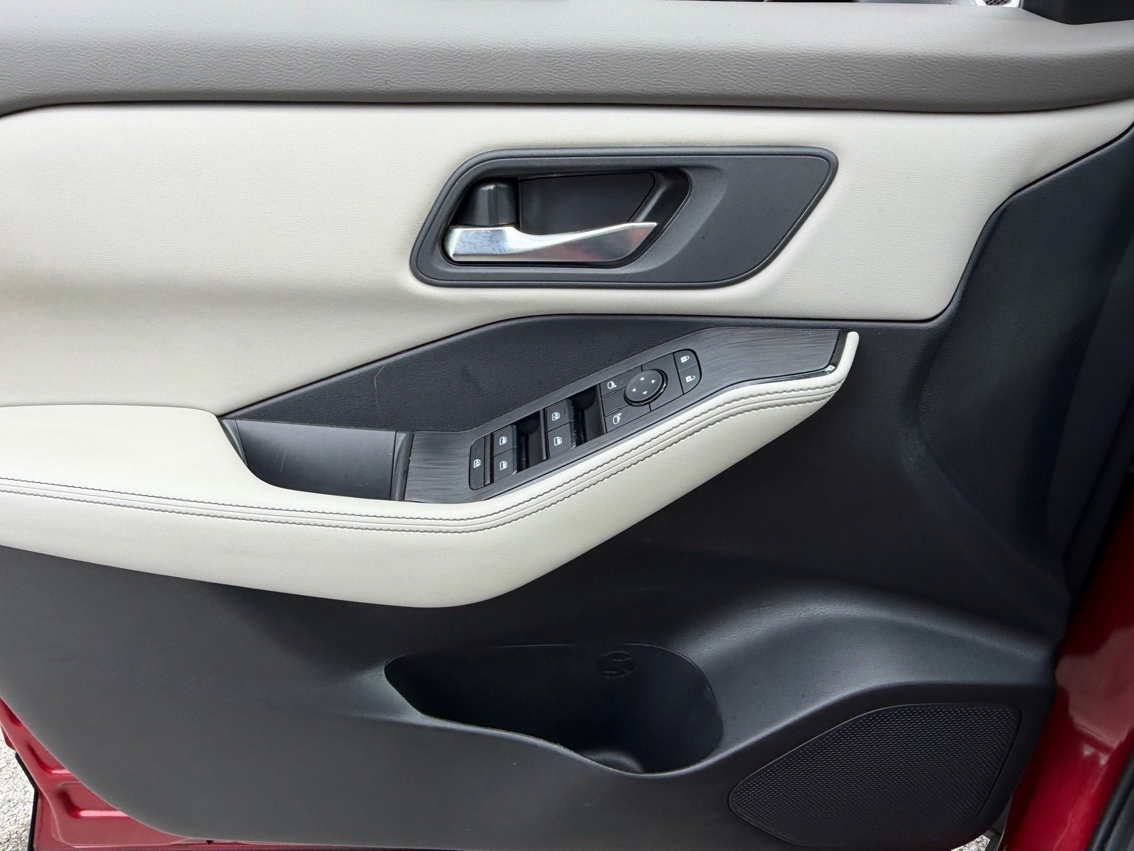 Used 2024 Nissan Rogue SV FWD image 32
