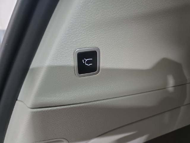 Used 2023 Chrysler Pacifica Touring-L FWD image 16