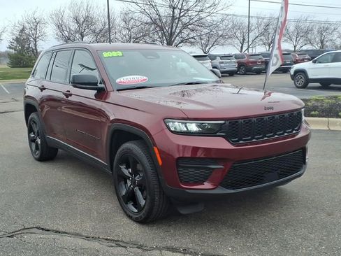 Used 2023 Jeep Grand Cherokee Altitude image 3