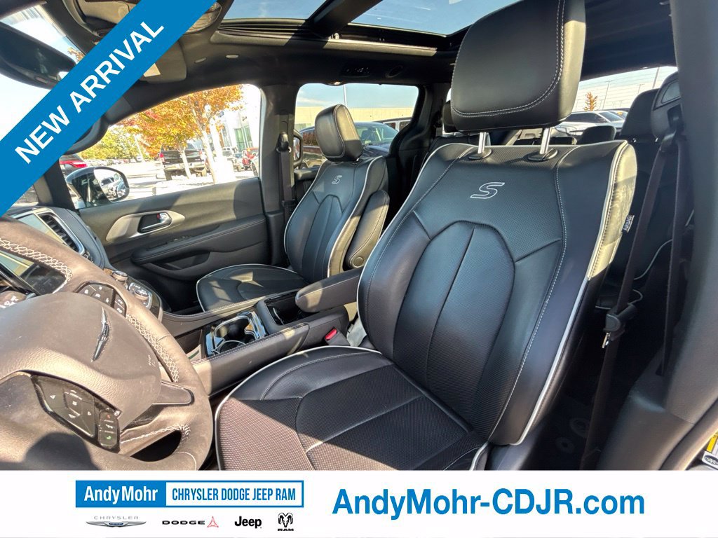Used 2024 Chrysler Pacifica Limited w/ S Appearance Package FWD image 12