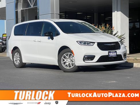New 2026 Chrysler Pacifica Select image 1