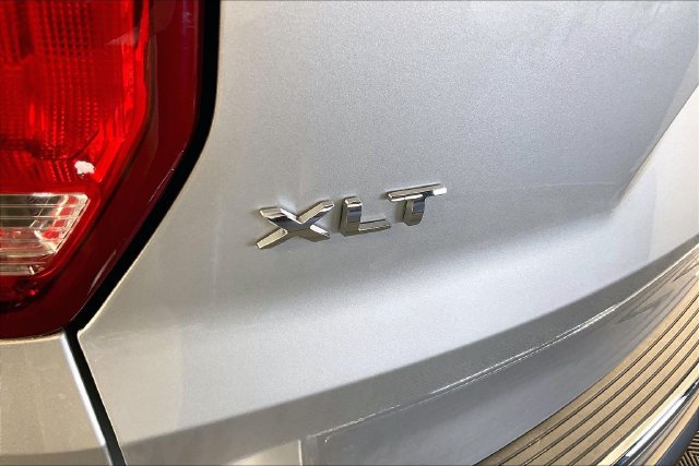 Used 2018 Ford Explorer XLT w/ Equipment Group 202A AWD/4WD image 21