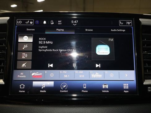 Used 2023 Chrysler Pacifica Touring-L image 12