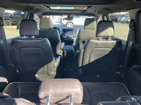 Used 2025 Chrysler Pacifica Limited image 13