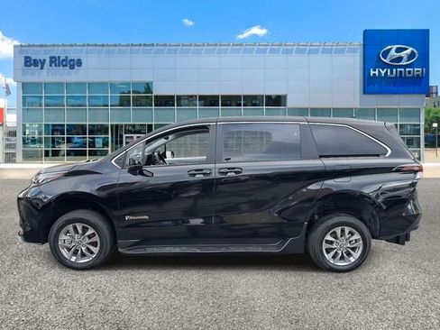 Used 2026 Toyota Sienna LE image 8