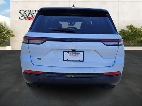 New 2025 Jeep Grand Cherokee Altitude image 4