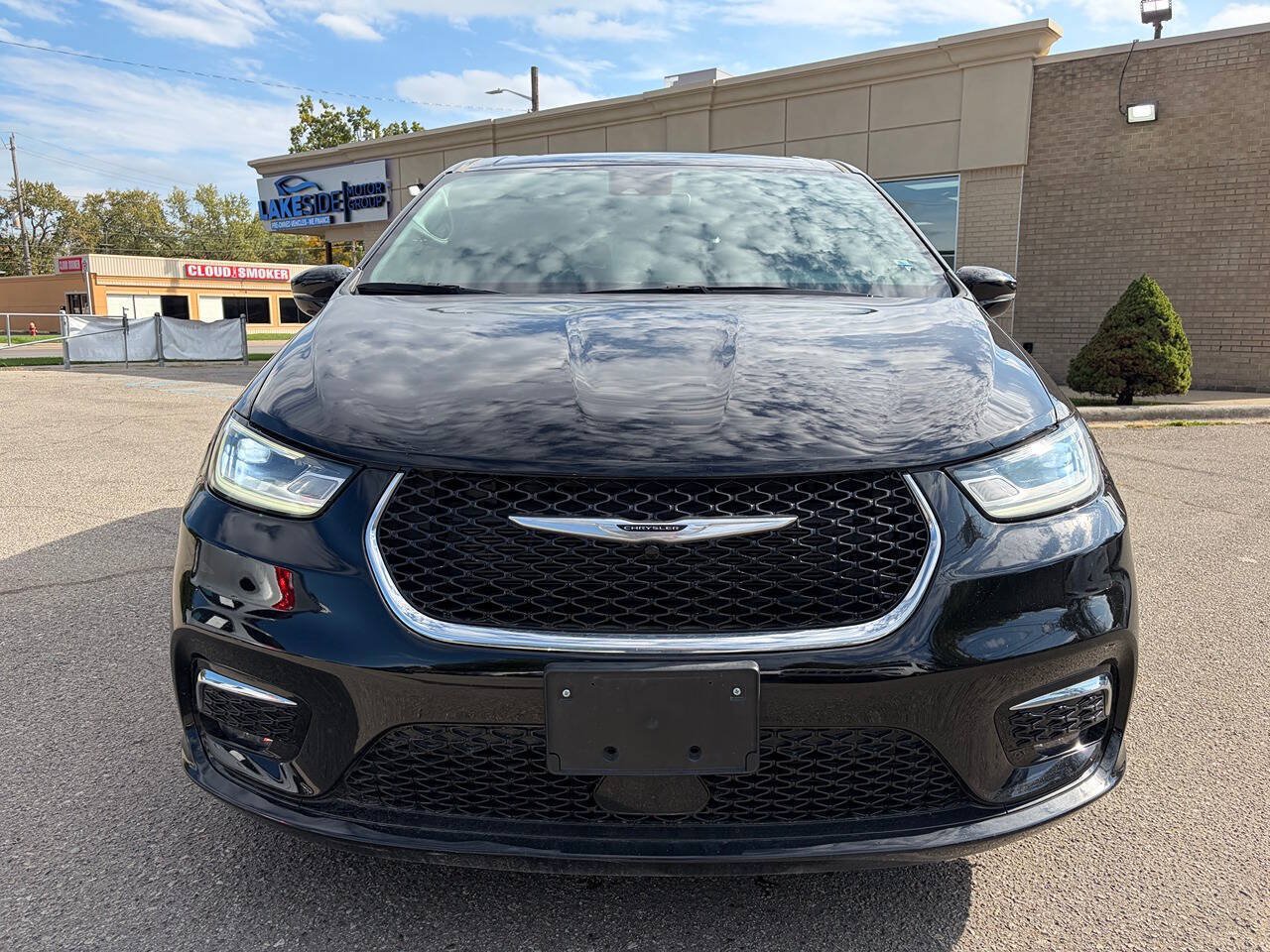 Used 2025 Chrysler Pacifica Select FWD image 2