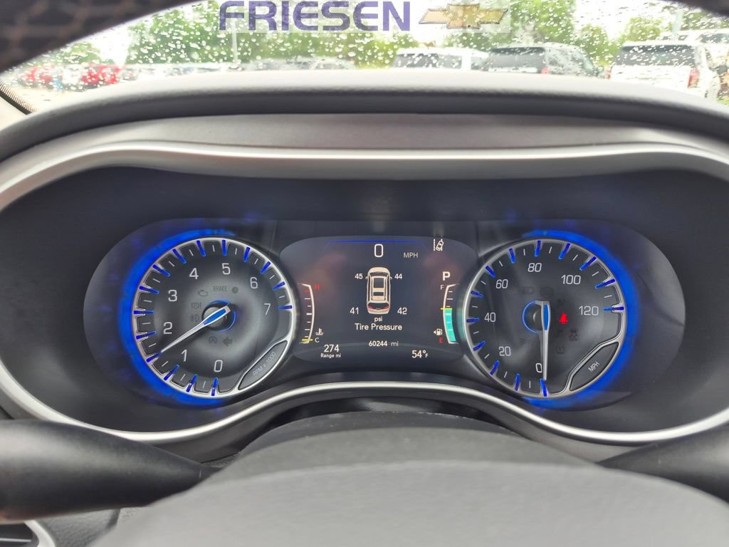 Used 2023 Chrysler Pacifica Touring-L FWD image 16