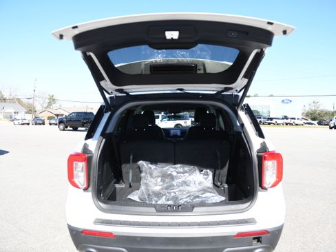 Used 2023 Ford Explorer XLT w/ Equipment Group 202A image 13