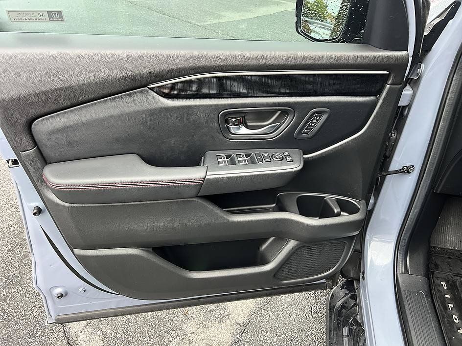 Used 2025 Honda Pilot Black Edition image 20