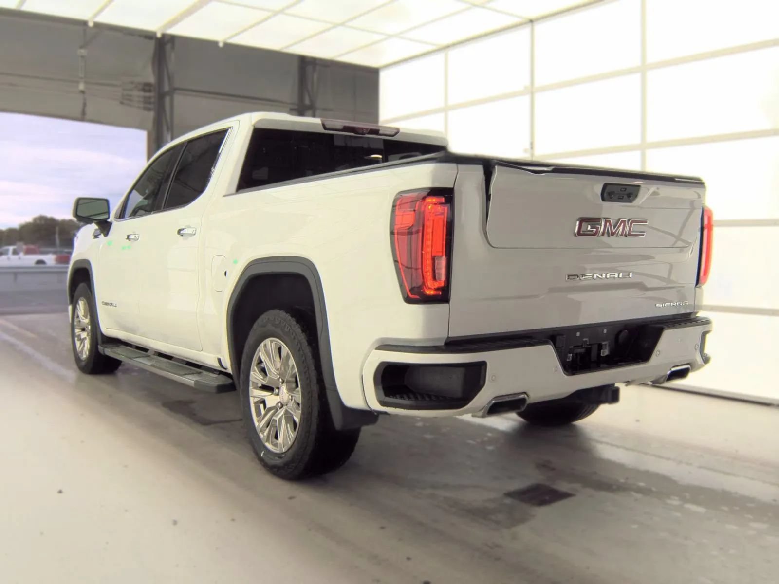 Used 2022 GMC Sierra 1500 Denali w/ Technology Package AWD/4WD image 8