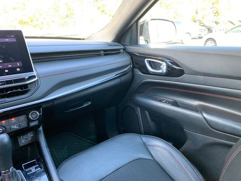 Used 2025 Jeep Compass Trailhawk image 34