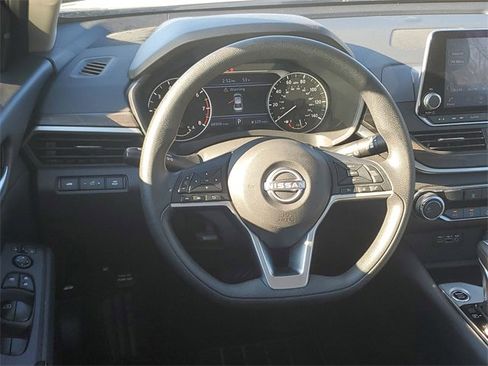 Used 2024 Nissan Altima 2.5 SV image 11