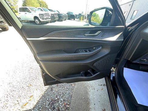 New 2025 Jeep Grand Cherokee Limited image 12